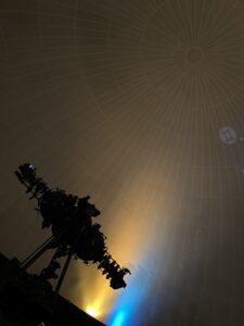 プラネタリウムの映写機と天井