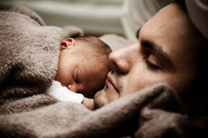 パパと眠る赤ちゃん