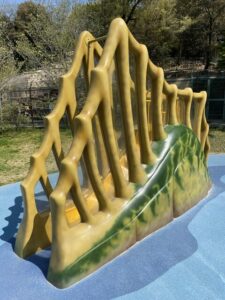 岡崎東公園のスピノザウルス背中の滑り台