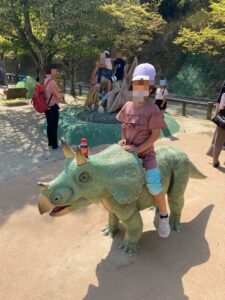 岡崎東公園の恐竜と写真をとる子ども達