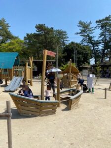 岡崎東公園の木製遊具(船)で遊ぶ子ども達