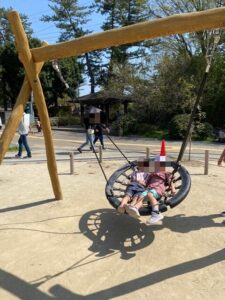 岡崎東公園の木製遊具の円形ブランコ
